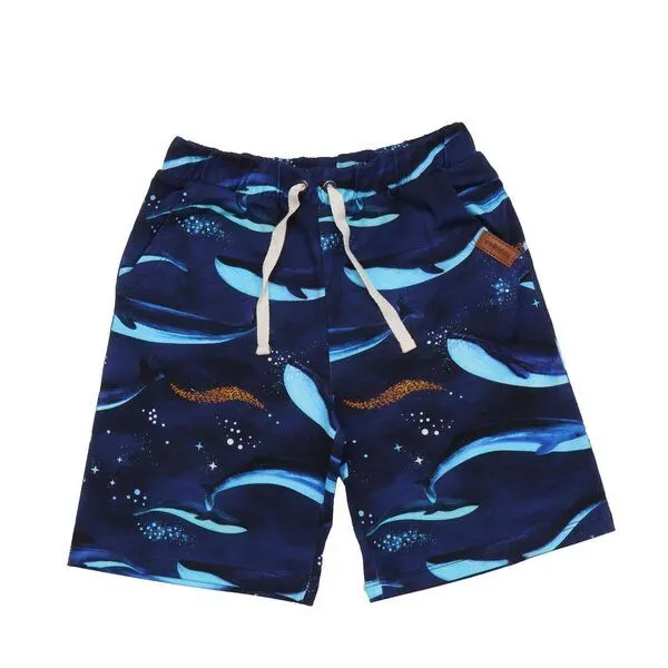 Walkiddy Kinder Shorts GOTS zertifiziert Bio-Baumwolle Dunkelblau Allover-Print „Whaley’s Song“ elastischer Bund – Walkiddy – Produktbild 1 von 2