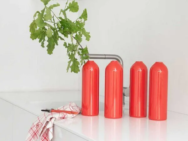 werkvoll by Lena Peter werkvoll by Lena Peter Nachhaltiger Kerzenhalter/Vase FIRE - rot - aus recycelten Feuerlöschern – Produktbild 3 von 7