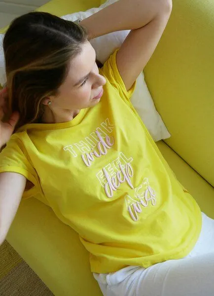 SPARKLES OF LIGHT SPARKLES OF LIGHT Boxy Shirt | THINK FEEL ACT, Gelb, – Produktbild 3 von 3