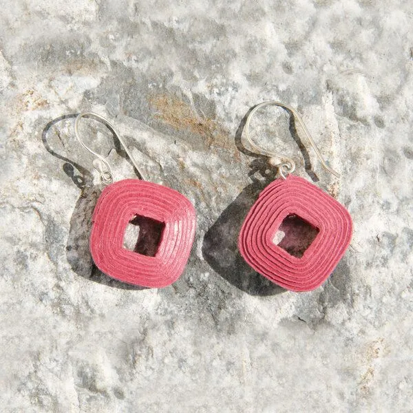 Sundara Sundara Ohrringe "Diamant", handgeschöpftes Recycling Baumwollpapier, Pink, – Produktbild 2 von 2