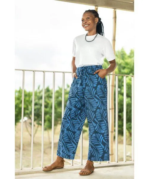 Global Mamas Global Mamas Bio Hose - TENOS SUMMER, Deco leaf spruce (blau), – Produktbild 2 von 3