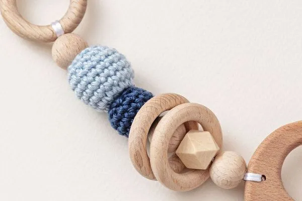 NoniKids Berlin NoniKids Berlin Kinderwagenkette Holz *Elefant* 4 Farben | Bio Baumwolle, Blau, – Produktbild 4 von 4