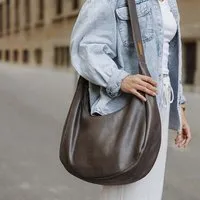 BOWLEANIES TASCHEN BOWLEANIES TASCHEN Moon Bag XXL aus Lederfaserstoff, Dunkelgrau, – Produktbild 1 von 1