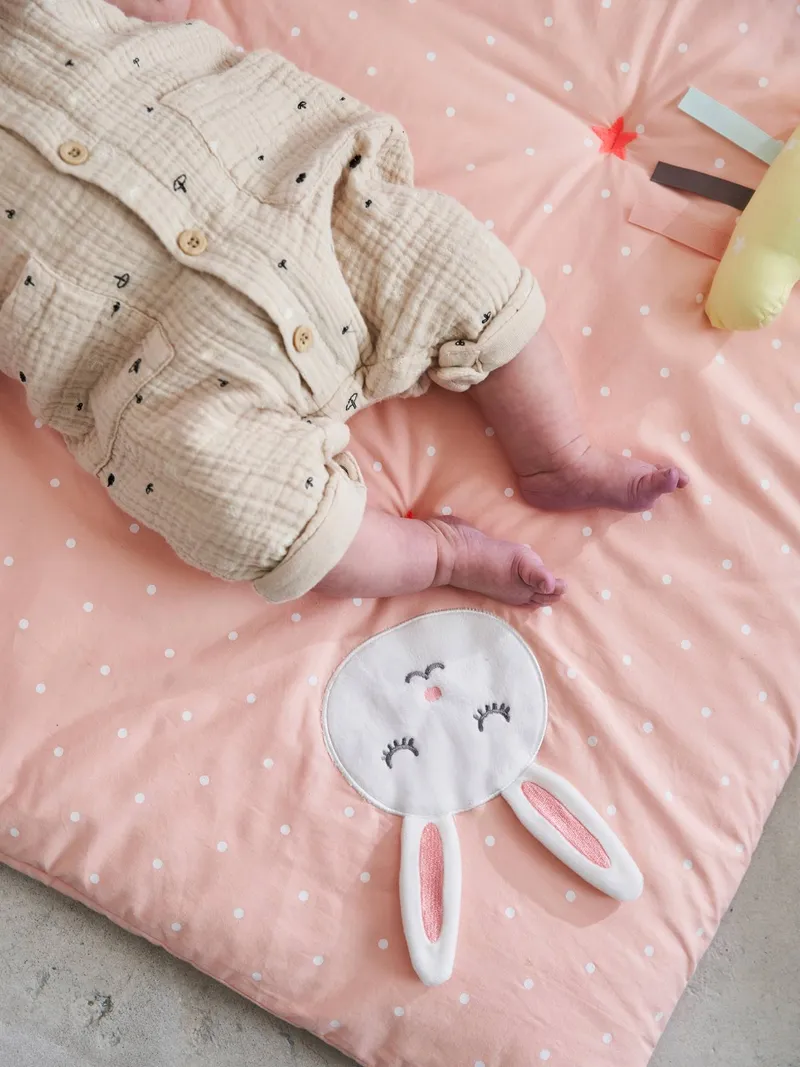Vertbaudet Baby Activity-Decke SWEET FUN, Rosa bedruckt, – Produktbild 2 von 4