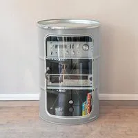Lockengelöt Lockengelöt HiFi Vitrine aus einem Hamburger Ölfass – Produktbild 1 von 1