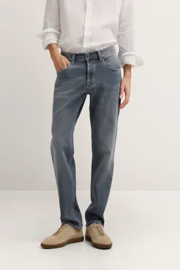Bugatti Slim Fit Jeans mit Stretchkomfort und klassischer 5-Pocket-Optik in grau – Produktbild 1 von 1