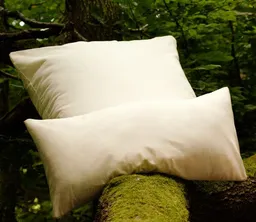 noca noca Alba, klimapositiver Kissenbezug aus 100% Bio-Baumwollsatin, Natur – Produktbild 1 von 1