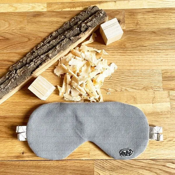 Burst Burst Schlafmaske wahlweise mit Lavendel, Zirbenholz oder Rosenblütenblätter, Stone (grau), – Produktbild 3 von 7