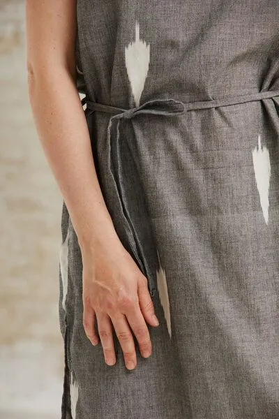 Jyoti - Fair Works Jyoti - Fair Works Bio-Baumwoll Kleid Renu Ikat, Grau, – Produktbild 3 von 4