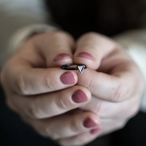 BeWooden BeWooden Ring mit Holzdetails - Motiv Dreieck, Apis nox, – Produktbild 3 von 4