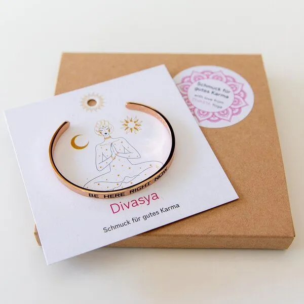 Divasya Divasya Armreif mit Gravur rosé vergoldet Be here right now – Produktbild 4 von 4