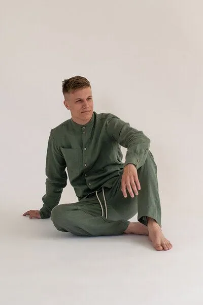 gust. gust. Herren Leinenhemd mit Stehkragen - Linen shirt with stand collar - 100% Bio-Leinen, Pine (grün), – Produktbild 4 von 4