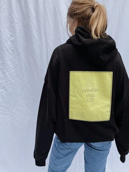 noemvri fashion label noemvri fashion label schwarzer Hoodie mit Rückenaufnäher, Patch / gelb, – Produktbild 2 von 4
