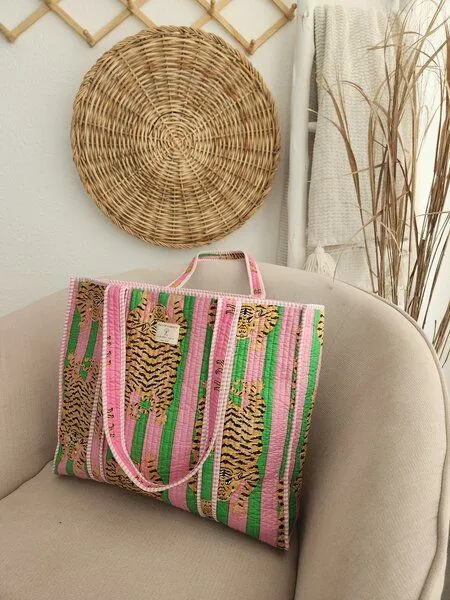 Haus of Namaste Haus of Namaste Tragetasche aus 100 % Bio-Baumwolle | Tragetasche mit Tiger-Print | Tragetasche mit rosa und grünen Streifen – Produktbild 3 von 4