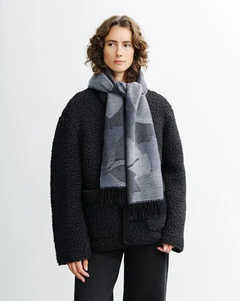 Rotholz Rotholz - Woven Schal Merino breit, Grau (grey leaves), – Produktbild 5 von 5