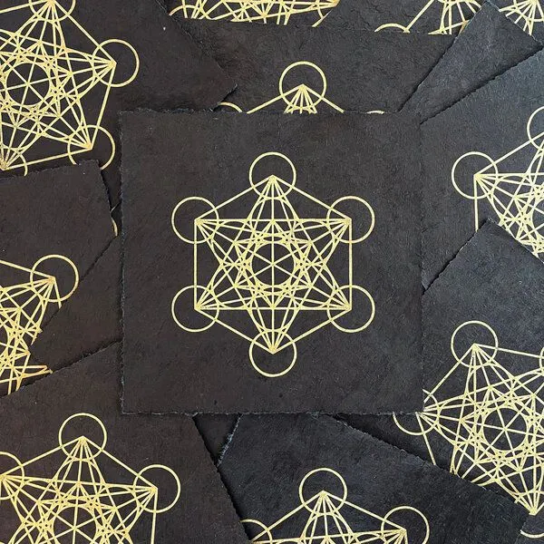 Veskor Cassiopeia Veskor Cassiopeia METATRON WÜRFEL Heilige Geometrie Linoldruck | 21,5 × 21,5 cm | Gold auf Schwarz – Produktbild 4 von 4