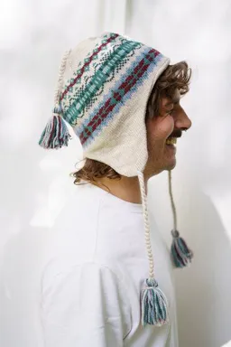 Haus of Namaste Haus of Namaste Handgefertigte Lammwollmütze mit Ohrenklappen Fair-Isle-Strick Haferflockenbasis mit blaugrünem und kastanienbraunem Design – Produktbild 1 von 1