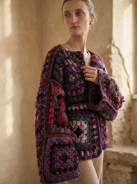 KnitToChange KnitToChange Gehäkelte Granny-Square-Strickjacke in Violett- und Rottönen – Produktbild 4 von 4