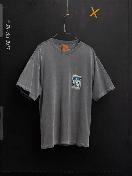 Nudie Jeans Nudie Jeans Koffe T-Shirt Life Tracks III, Antracite (dunkelgrau), – Produktbild 3 von 4