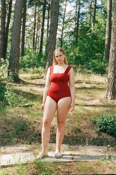 RENDL RENDL Swimsuit No.6 - minimalistischer Badeanzug mit breiten Trägern für alle Größen, Rot, – Produktbild 2 von 4