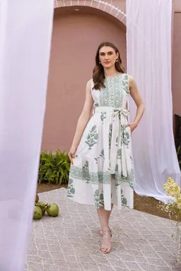 Haus of Namaste Haus of Namaste Langes Maxikleid aus Bio-Baumwolle in Salbeigrün mit Blumenmuster, Gürtel & Taschen | Ethisch, nachhaltig & fair – Produktbild 1 von 1