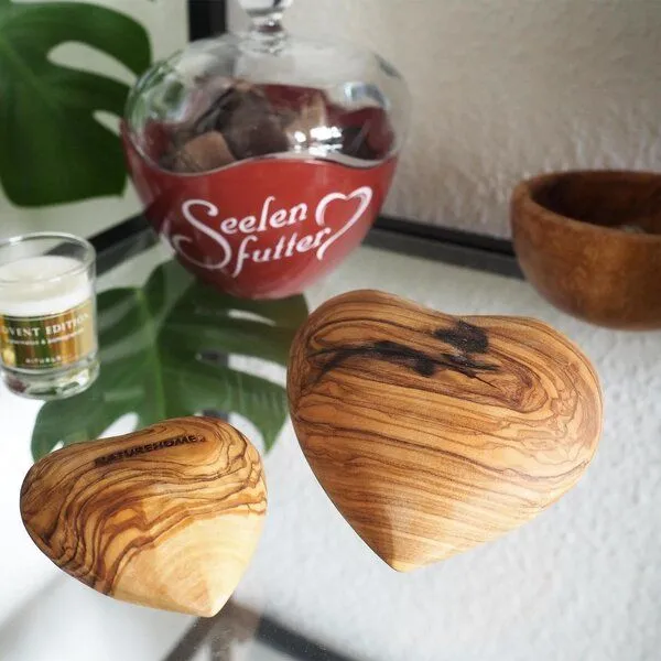 NATUREHOME NATUREHOME Olivenholz Herz Handschmeichler - Holzherz 10 cm aus Massivholz, Handgefertigt, Unikat, Deko & Geschenk zu Muttertag, Valentinstag & Weihnachten – Produktbild 1 von 7