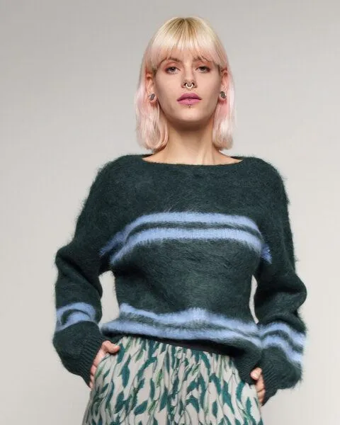 Alma & Lovis Alma & Lovis Flauschig gebrushter Pullover aus Alpakastrick | Brushed Stripe Pulli, Zeder (grün), – Produktbild 1 von 4