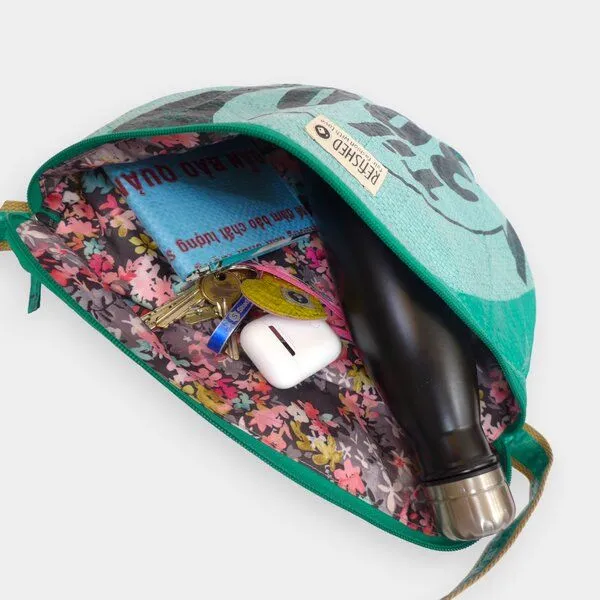 REFISHED fair fashion REFISHED fair fashion BUM BAG XL spezieller Gurt | Upcycelte Bauchtasche, #fish grün-til, – Produktbild 3 von 4