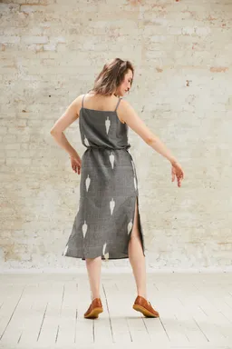 Jyoti - Fair Works Jyoti - Fair Works Damen vegan Kleid Renu Ikat Grau – Produktbild 1 von 1