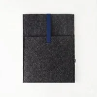 matilda k manufaktur matilda k. manufaktur Minimalistische Laptophülle aus Wollfilz 'max' mit Einsteckfach | für MacBook |Air| Pro 13|14|15|16 Zoll, Anthrazit-dunkelblau, – Produktbild 1 von 1
