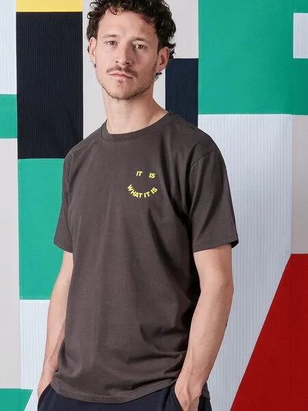 FANTASTIC REALITY STUDIOS Fantastic Reality Studios It Is What It Is T-Shirt – Bio-Baumwolle, Unisex, Braun, – Produktbild 4 von 4
