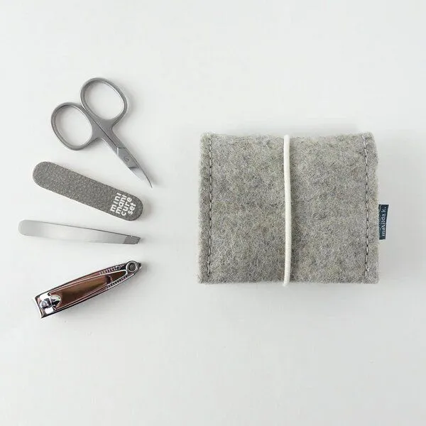 matilda k. manufaktur matilda k. manufaktur mini-maniküre-set 'jacob' (mit Nagelknipser) aus Wollfilz mit Rundgummi-Verschluß in vielen Farben, Hellgrau, – Produktbild 1 von 8