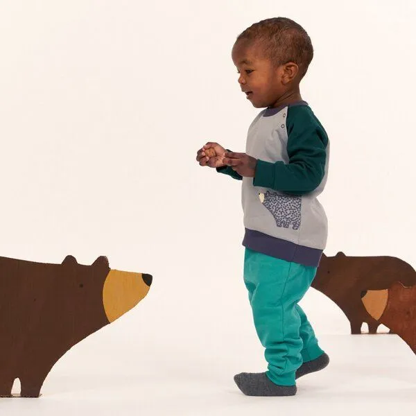 Sense Organics Sense Organics Baby Sweatshirt mit Bären-Motiv, Modell BUDA, Bären-druck auf grau / ärmel in tannengrün, – Produktbild 2 von 4