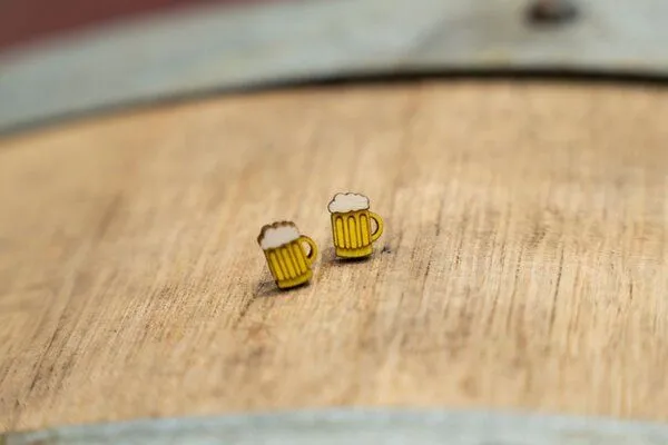 BeWooden BeWooden Holzohrringe Beer Bierglas-Motiv – Produktbild 2 von 4