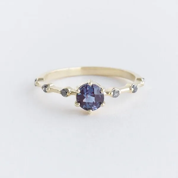 Eppi Eppi Ring mit Alexandrit und seitlichen Salt and Pepper Diamanten Imelda, Rosa, – Produktbild 1 von 4