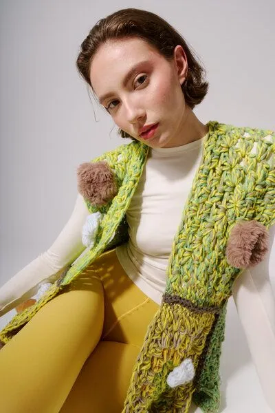 KnitToChange KnitToChange Handgehäkelte Statement-Weste in Gelb mit 3D-Blumen und weichen Pompons – Produktbild 2 von 4