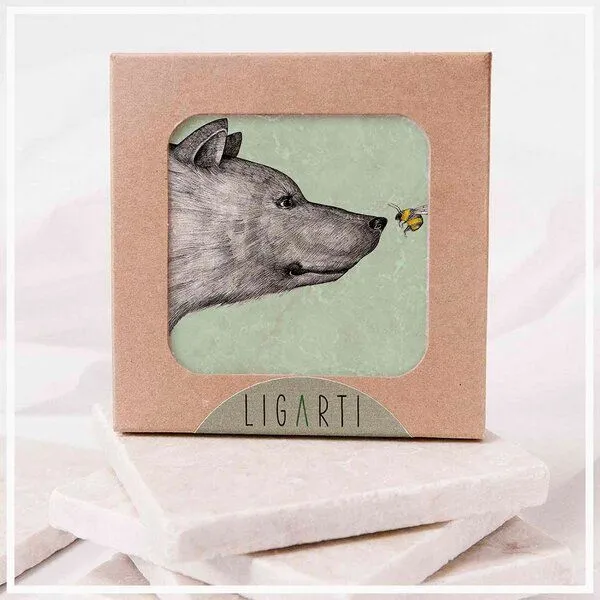 LIGARTI Fliesenuntersetzer »Die Begegnung« Bär & Hummel von LIGARTI | Design Untersetzer | Natursteinfliese – Produktbild 1 von 2