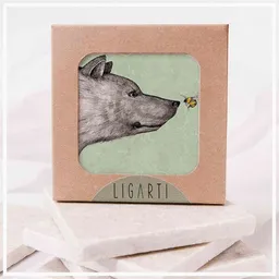 LIGARTI Fliesenuntersetzer »Die Begegnung« Bär & Hummel von LIGARTI | Design Untersetzer | Natursteinfliese – Produktbild 1 von 1