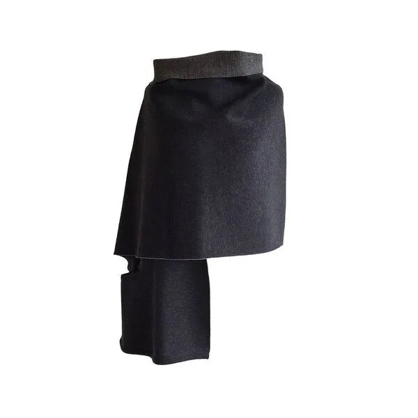 austriandesign.at austriandesign.at EIN LochSchal reversibel aus extrafeiner Merinowolle, Anthrazit/grau, – Produktbild 1 von 3