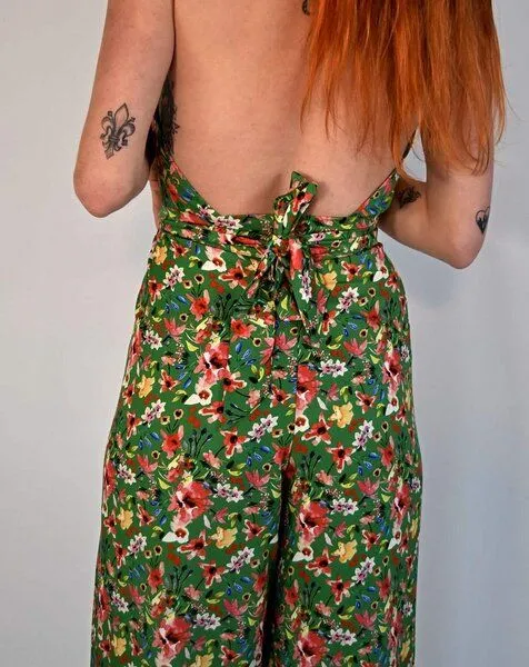 Aatise Aatise Jumpsuit im Wickeleffekt Zudo aus 100% Ecovero grün bedruckt, Grün, – Produktbild 2 von 3
