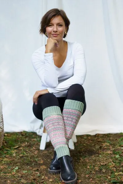 Haus of Namaste Haus of Namaste Beinstulpen aus 100 % Lammwolle im Fair-Isle-Muster | Rosa und Grün – Produktbild 1 von 3