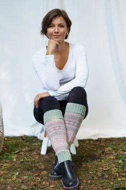 Haus of Namaste Haus of Namaste Beinstulpen aus 100 % Lammwolle im Fair-Isle-Muster | Rosa und Grün – Produktbild 1 von 1