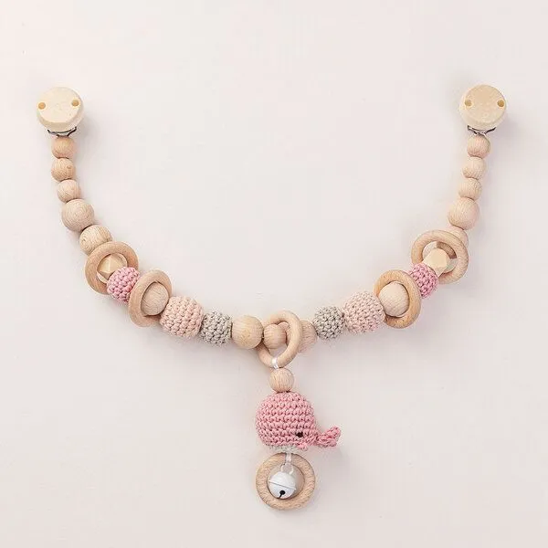 NoniKids Berlin NoniKids Berlin Kinderwagenkette Holz *Amigurumi Wal Rassel* 3 Farben | Bio Baumwolle, Rosa, – Produktbild 1 von 3