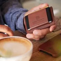 GOOD WILHELM GOOD WILHELM Mini Geldbörse OTTO mit Münzfach aus vegetabil gegerbtem Vachetta Leder – Produktbild 1 von 1
