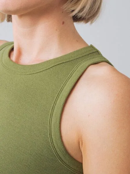 Honest Basics Honest Basics Damen Geripptes Racer-Top aus Bio- und recycelter Baumwolle, Oliv, – Produktbild 3 von 4