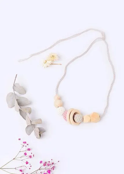 NoniKids Berlin Stillkette Mamakette Holz 10 Farben | Bio Baumwollgarn | NoniKids Berlin, Rosa weiß, – Produktbild 2 von 2