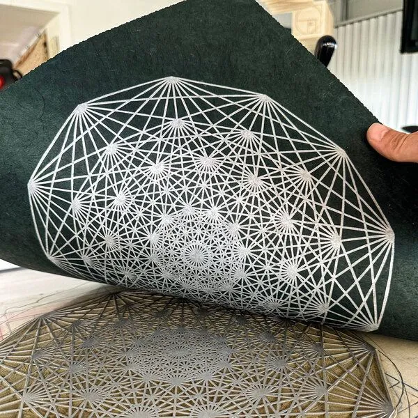 Veskor Cassiopeia Veskor Cassiopeia DEMIHEPTERAKT Heilige Geometrie Linoldruck | 40 × 40 cm | Silber auf Smaragdgrün – Produktbild 3 von 4