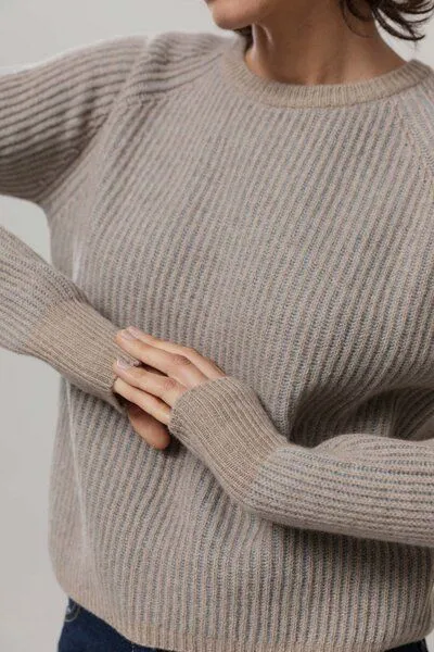 Rifò - Circular Fashion Made in Italy Rifò - Circular Fashion Made in Italy Recycelte Kaschmirwolle Pullover - Emilia, Beige-grau, – Produktbild 4 von 4