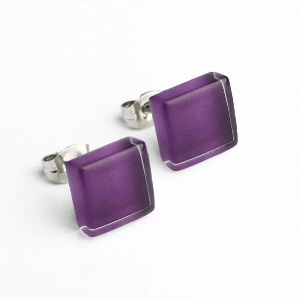 ALEXASCHA ALEXASCHA Minimalistische Ohrstecker, klein, aus Glas, Amethystlila, – Produktbild 1 von 4