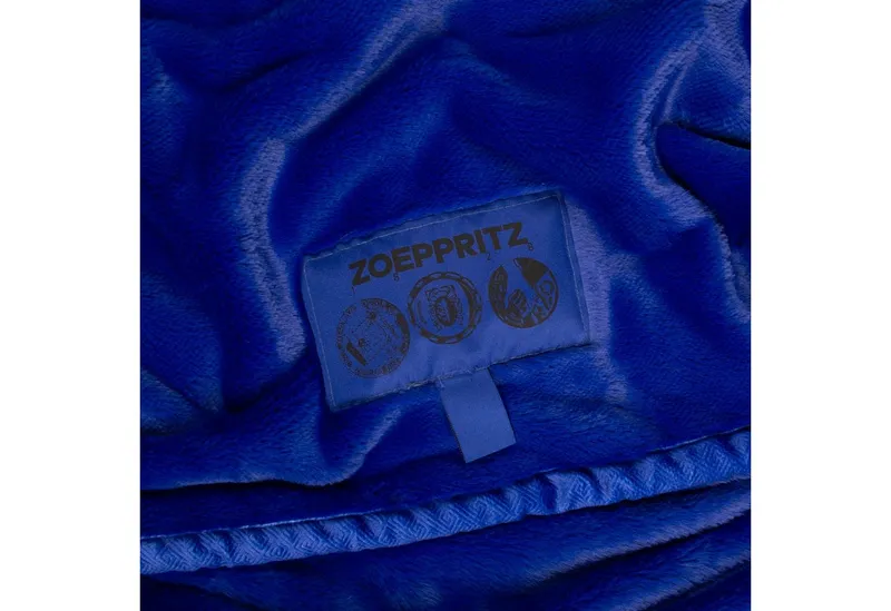 Wohndecke The Blanket, extra weiche Kuscheldecke, schlichtes Design, ZOEPPRITZ1828, Extra weiche Decke aus recyceltem Polyester, Blau, – Produktbild 2 von 2